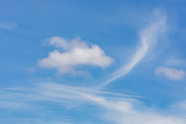 Sabahın Erken Saatlerinde Gökyüzü Kümülüs Bulutlarıyla Dolu Mavi Gökyüzü Kopyasıyla — Stok fotoğraf