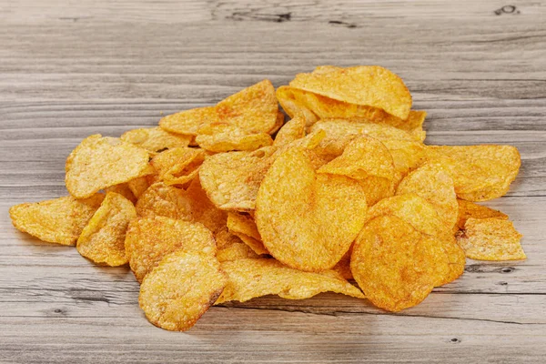 Deliciosas Patatas Con Sabor Barbacoa Chips Aisladas Sobre Fondo Madera —  Fotos de Stock