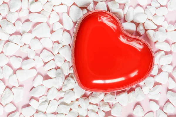 Bir Sevgililer Günü Romantizmi Kırmızı Kalbi Olan Beyaz Şirin Bir — Stok fotoğraf