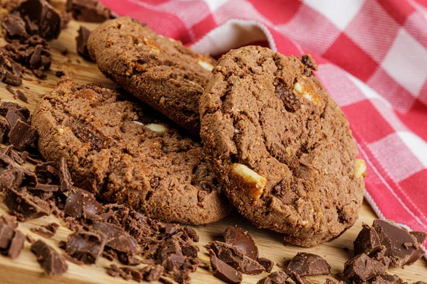 Närbild Läckra Frestande Choklad Chip Cookies Trä Bakgrund Med Kopieringsutrymme — Stockfoto
