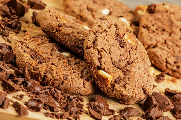 Närbild Läckra Frestande Choklad Chip Cookies Trä Bakgrund Med Kopieringsutrymme — Stockfoto