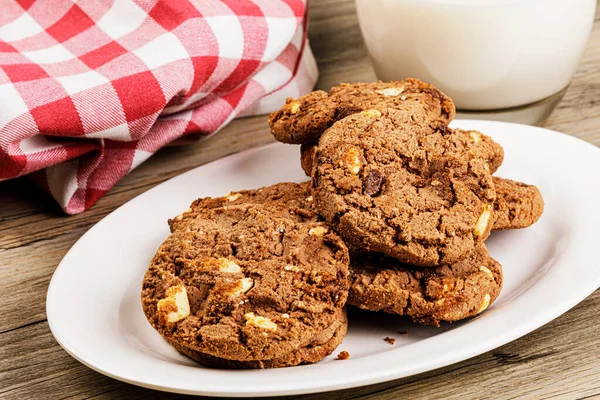 Közel Finom Csábító Csokoládé Chip Cookie Egy Pohár Tej Egy — Stock Fotó