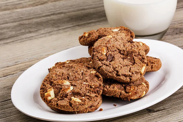 Close Delicioso Tentador Chocolate Chip Cookies Copo Leite Fundo Madeira — Fotografia de Stock