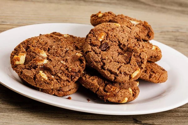 Close Van Heerlijke Chocolade Chip Cookies Een Houten Achtergrond Met — Stockfoto