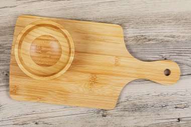 Mutfak aletleriyle ahşap kesme tahtasının düz yatağı ve kopyalama alanı