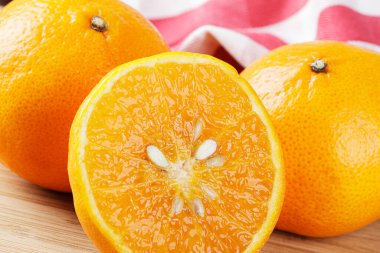 Mandarin Portakallarını kopyalama alanı olan ahşap bir arkaplanda izole et