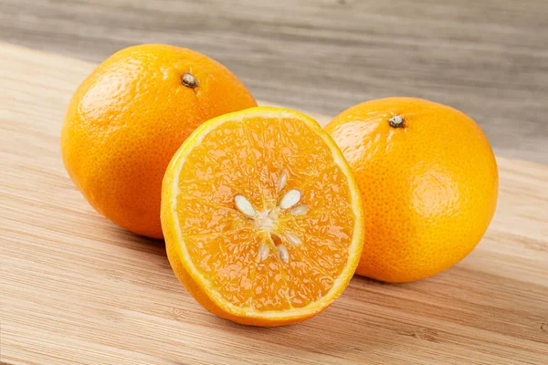 Primer Plano Las Naranjas Mandarín Aisladas Sobre Fondo Madera Con — Foto de Stock