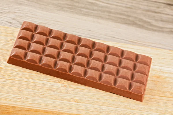 Zbliżenie Pyszne Milk Chocolate Candy Bar Izolowane Drewnianym Tle Miejsca — Zdjęcie stockowe