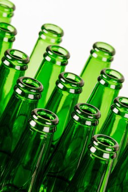 Boş yeşil bira şişelerini kopyalama alanı olan beyaz bir arkaplanda izole et