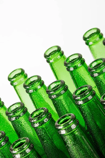 Närbild Tomma Gröna Ölflaskor Isolerad Vit Bakgrund Med Kopieringsutrymme — Stockfoto