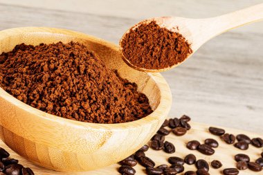 Ahşap kâse, taptaze öğütülmüş kahve öğütülmüş ahşap zemin üzerinde fotokopi alanı ile.