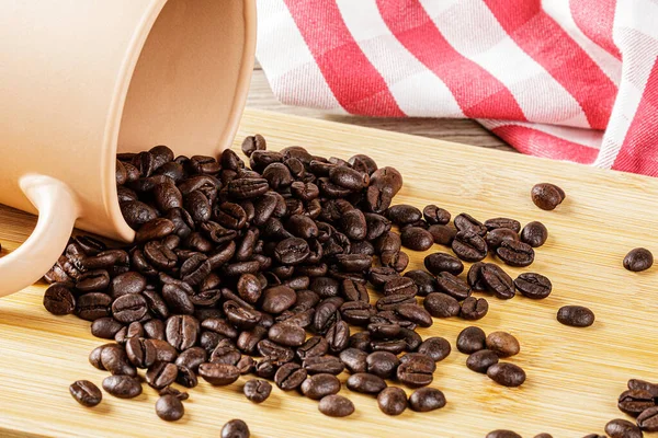Närbild Läckra Rostade Kaffebönor Trä Bakgrund Med Kopieringsutrymme — Stockfoto
