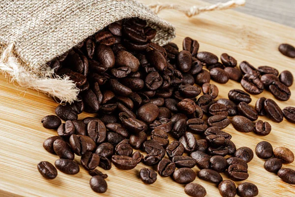 Großaufnahme Von Köstlichen Gerösteten Kaffeebohnen Auf Einem Holzhintergrund Mit Kopierraum — Stockfoto