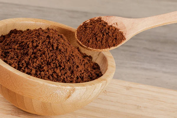 Drewniana Miska Świeżą Ziemią Pieczona Kawa Podstawy Drewnianym Tle Miejsca — Zdjęcie stockowe