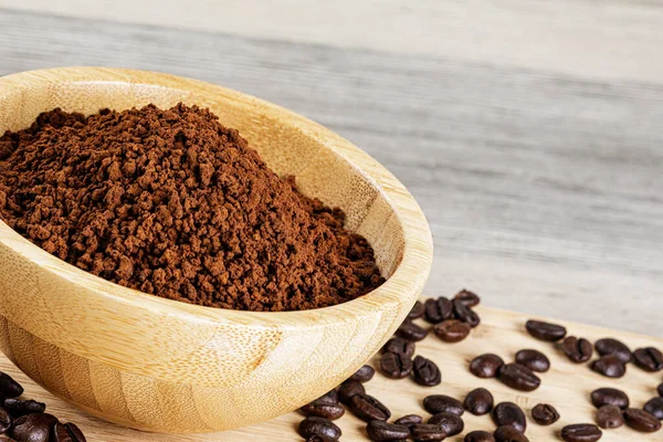 Drewniana Miska Świeżą Ziemią Pieczona Kawa Podstawy Drewnianym Tle Miejsca — Zdjęcie stockowe