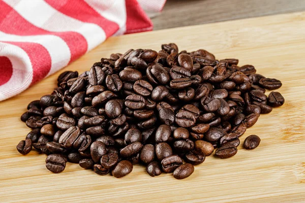 Närbild Läckra Rostade Kaffebönor Trä Bakgrund Med Kopieringsutrymme — Stockfoto