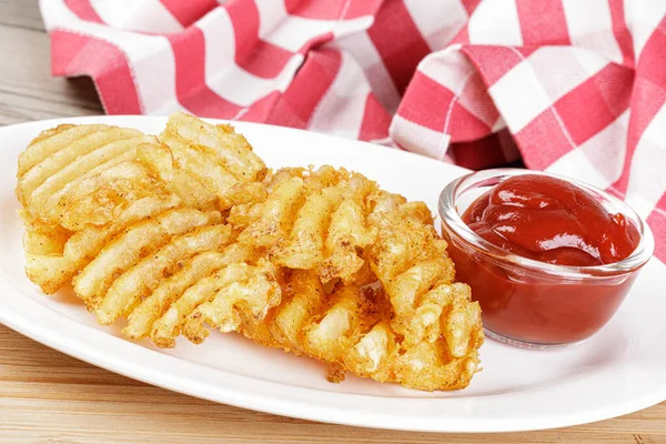 Delicioso Waffle Fries Isolado Fundo Madeira Com Ketchup Espaço Cópia — Fotografia de Stock
