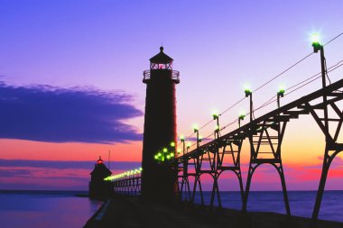 Grand Haven Michigan ABD 'deki Grand Haven Deniz Feneri' nde gün batımı