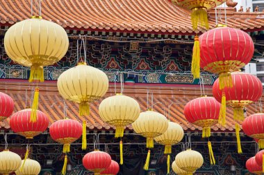 Çin fenerleri Wong Tai Sin Tapınağını süslüyor. Shik Sik Yuen Wong Tai Sin Tapınağı olarak da bilinir, Kowloon, Hong Kong, Çin 'de bulunan Taoist bir tapınaktır.