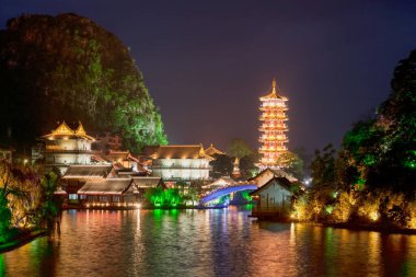 mulong Gölü, mulong Gölü Parkı, guilin, Çin mulong pagoda olarak da bilinen mulong Kulesi yansıyan