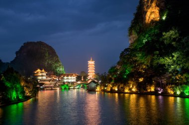 mulong Gölü, mulong Gölü Parkı, guilin, Çin mulong pagoda olarak da bilinen mulong Kulesi yansıyan