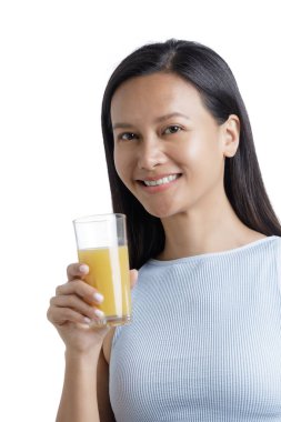 Asya kökenli Amerikalı Kadın bir bardak portakal suyu içiyor. Beyaz arka planda izole edilmiş ve fotokopi alanı olan.
