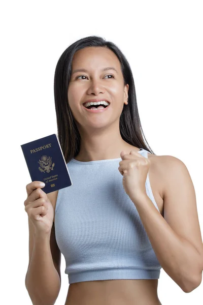 Mujer Asiática Americana Sosteniendo Pasaporte Americano Aislado Sobre Fondo Blanco — Foto de Stock