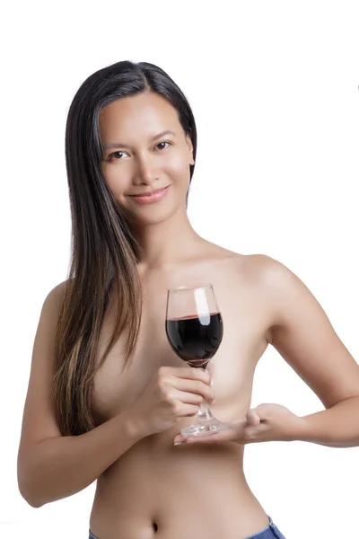Młoda Azjatka Pozująca Topless Trzymająca Szklankę Czerwonego Wina Białym Tle — Zdjęcie stockowe