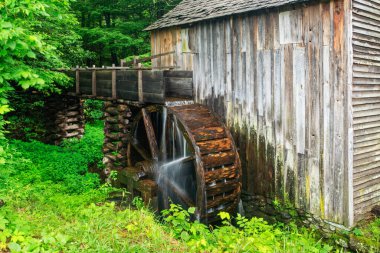 John P. Cable Grist Mills, 1870 'lerin başında John Cable' ın Cades Cove 'un batı ucuna yaptığı fabrika sadece onun tarlalarıyla çevrelenmişti.