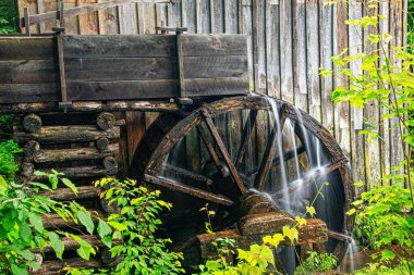 John P. Cable Grist Mills, 1870 'lerin başında John Cable' ın Cades Cove 'un batı ucuna yaptığı fabrika sadece onun tarlalarıyla çevrelenmişti.