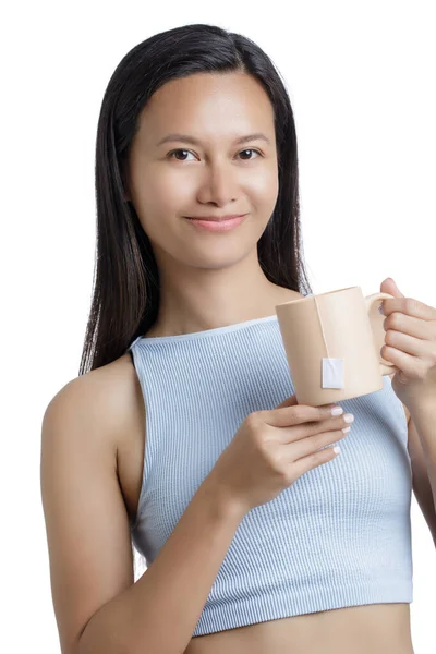 Piękna Azjatka Pije Zdrowy Kubek Gorącej Herbaty Odizolowany Białym Tle — Zdjęcie stockowe
