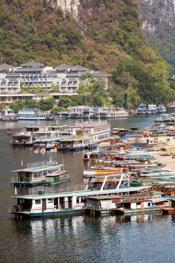 Yangshuo, Guangxi Özerk Bölgesi, Çin ve Doğu Asya 'nın en turistik kasabasındaki nehir botları.