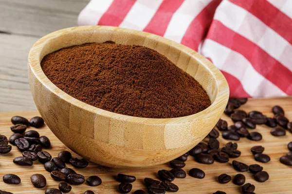 Närbild Träskål Med Fresh Ground Coffee Isolerad Trä Bakgrund Med — Stockfoto