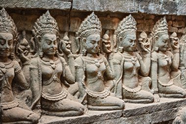 Cüzzamlı Kral 'ın Terası, Güneydoğu Asya' daki Ankgor Wat kompleksinin bir parçası olan Angkor Thom Kraliyet Meydanı 'nın kuzeybatı köşesinde yer almaktadır.