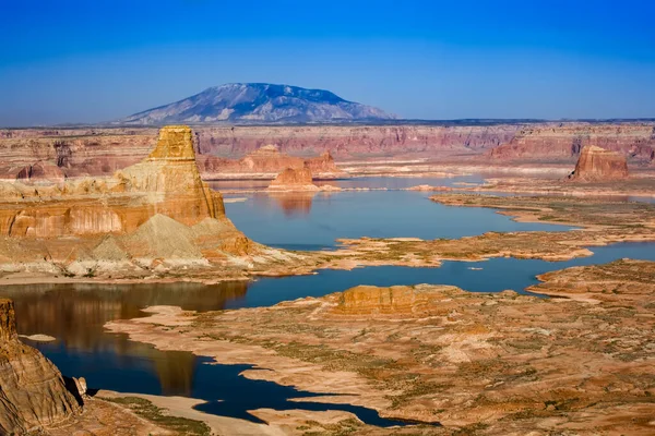 Glen Canyon Nationa 'daki Powell Gölü' nün Utah tarafında.