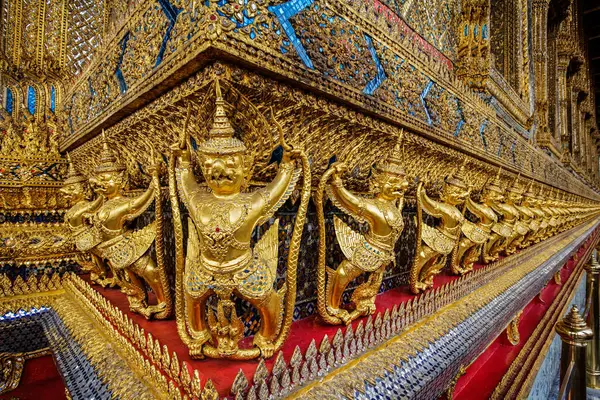 Altın süs pıtırtı heykelcikler. Tapınağı emerald Buda grand palace bangkok Tayland