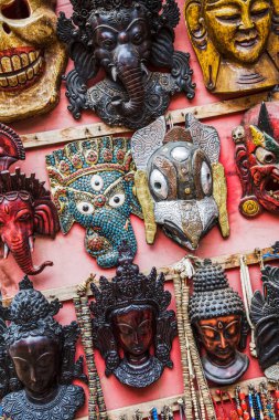 Güney Asya Katmandu Nepal yakınlarındaki Bhaktapur kasabasında satılık hatıra maskeleri.