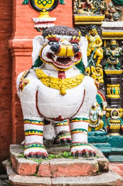 Güney Asya 'daki Katmandu, Nepal' in dışındaki Maru Tol kasabasındaki Nepal 'in etrafındaki Hindu tanrılarının güzel heykellerinden biri.