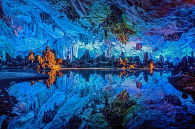 Guilin, Guangxi Provine, Çin, Doğu Asya 'daki güzel aydınlatılmış Reed Flüt Mağaraları