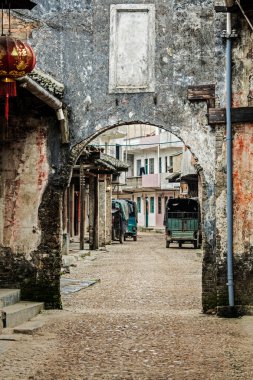Daxu Antik Kasabası, Song Hanedanı 'nın başlangıcında kuruldu. İki tarafı da kaplayan çeşitli antik binalarla kentten 2,3 kilometre uzunluğunda ve 2 metre genişliğinde taştan bir cadde geçiyor. Bu yapılar esasen Ming ve Qing hanedanlıklarını oluşturur. Guilin, Chi