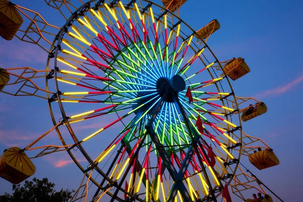 Amusement Rides Movement Blur Avond Lokale County Fair Met Kopieerruimte — Stockfoto