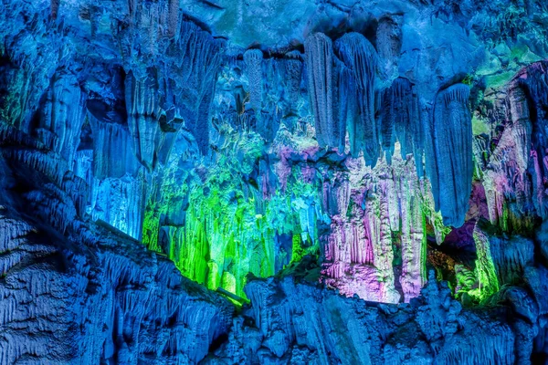 美しく照らされたリードフルート洞窟は 広西プロビン 東アジアにあります — ストック写真