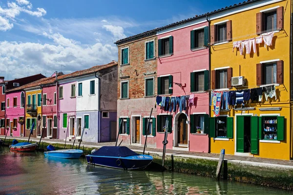 Case Colorate Attività Commerciali Che Costeggiano Canali Dell Isola Burano — Foto Stock