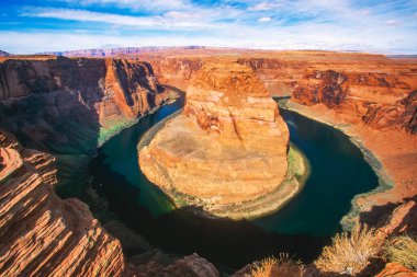 Colorado Nehri 'ndeki Horseshoe Bend. Sayfa Arizona 'nın güneyinde. Ayrıca Glen Kanyonu Ulusal Rekreasyon Bölgesi, ABD, Kuzey Amerika