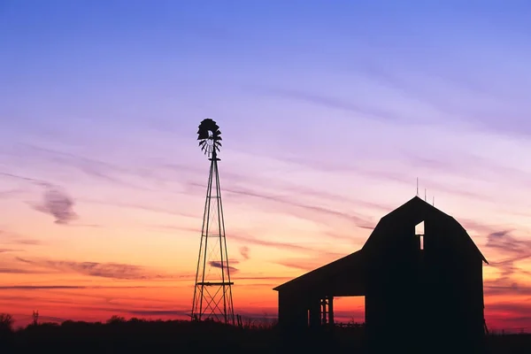 Vacker Solnedgång Väderkvarn Och Lada Silhuett Mot Kvällshimlen Indiana Usa — Stockfoto