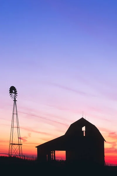 風車と納屋の美しい夕日がインディアナ州 北アメリカの田舎の夜の空に向かって沈む — ストック写真