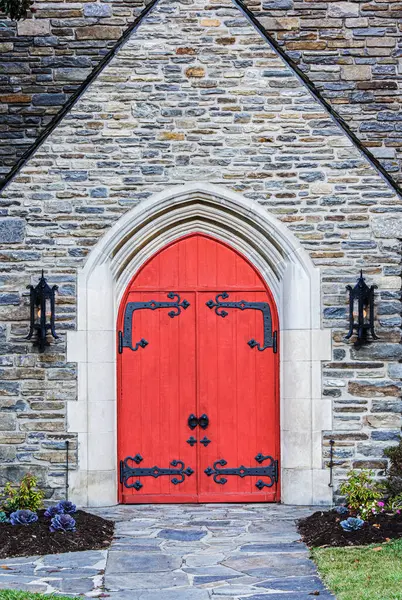 Portes Église Rouge Sur Une Vieille Église Pierre Dans Campagne — Photo