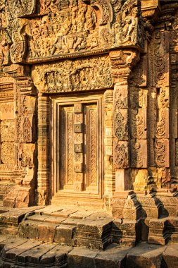 Banteay Srey, Hindu tanrısı Shiva 'ya adanmış bir 10. yüzyıl Kamboçya tapınağıdır. Angkor Wat, Kamboçya, Güneydoğu Asya 'da yer almaktadır.