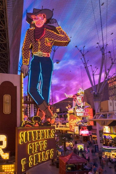 Der Berühmte Vegas Neon Cowboy Steht Neben Anderen Schildern Der — Stockfoto