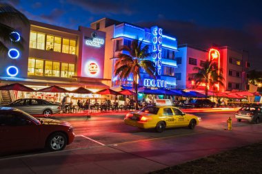 South Beach Miam Ocean Drive 'ın ünlü sanat deco bölgesinde gece hayatı.